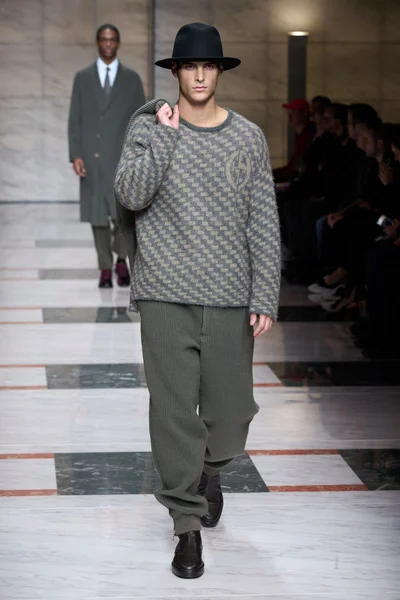 Look 28